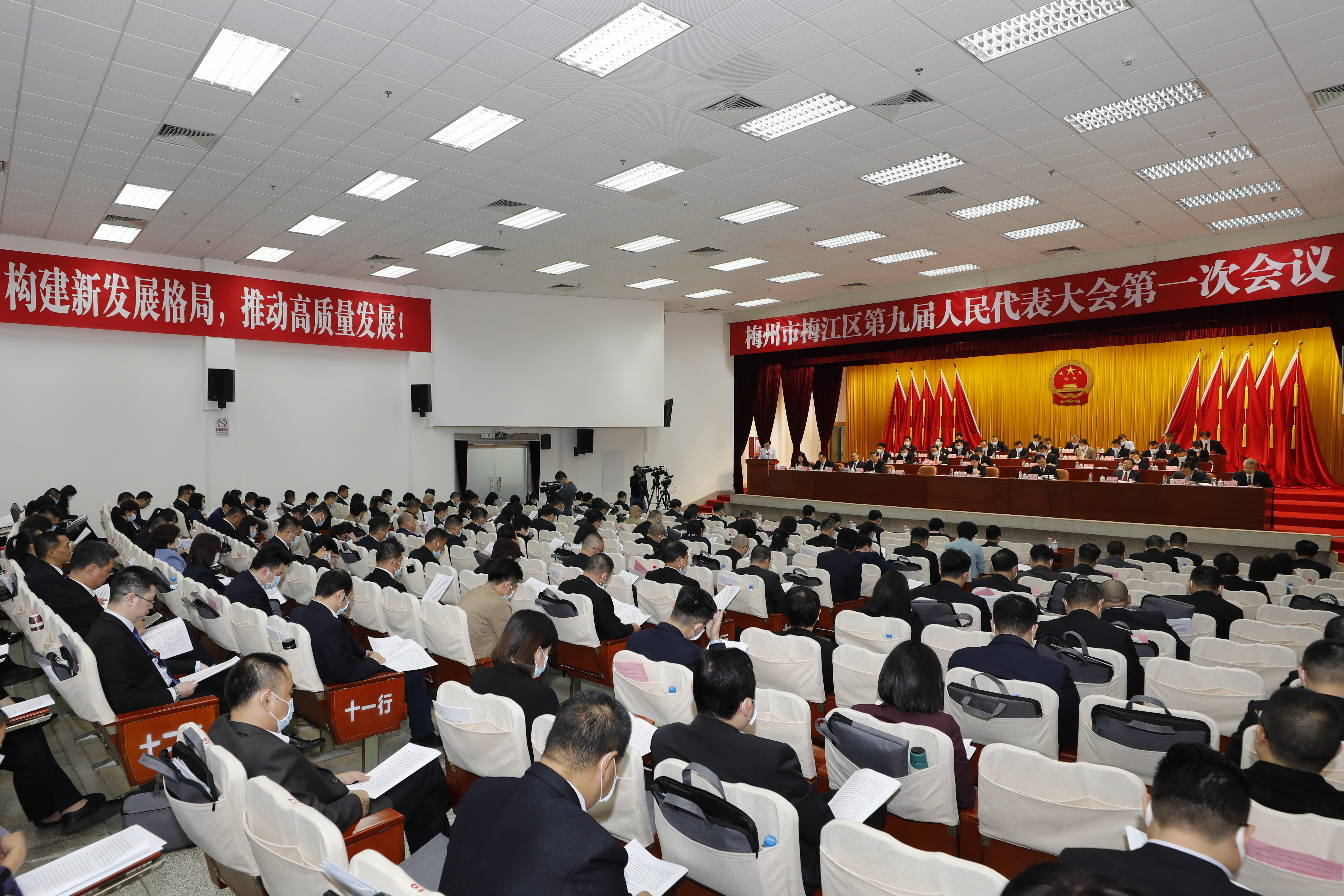 人大第二次全體會議大場景.jpg