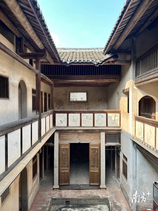 鎮東樓為三進三層縱列杠式走馬樓布局。