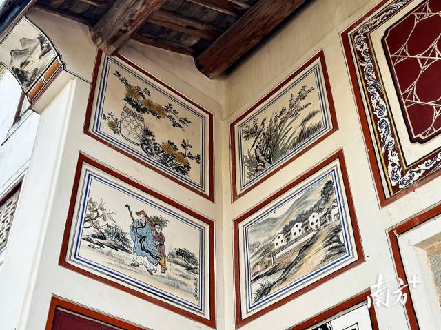 鎮東樓內外均有豐富的彩繪，人物、山水、花鳥等圖案極富民間藝術性。