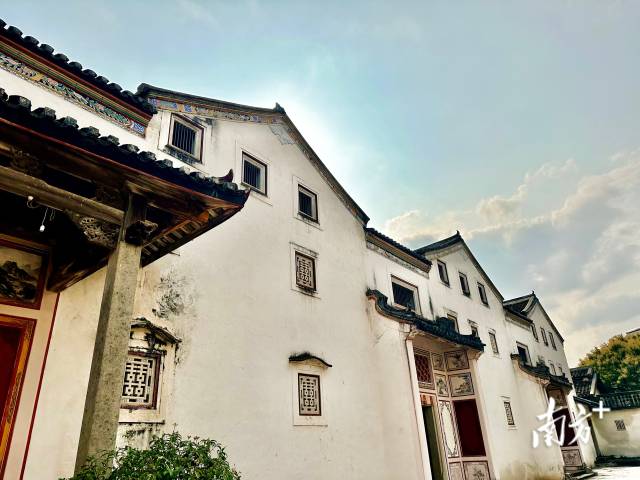 鎮東樓于1917年動工，1936年竣工，歷時19年建成。