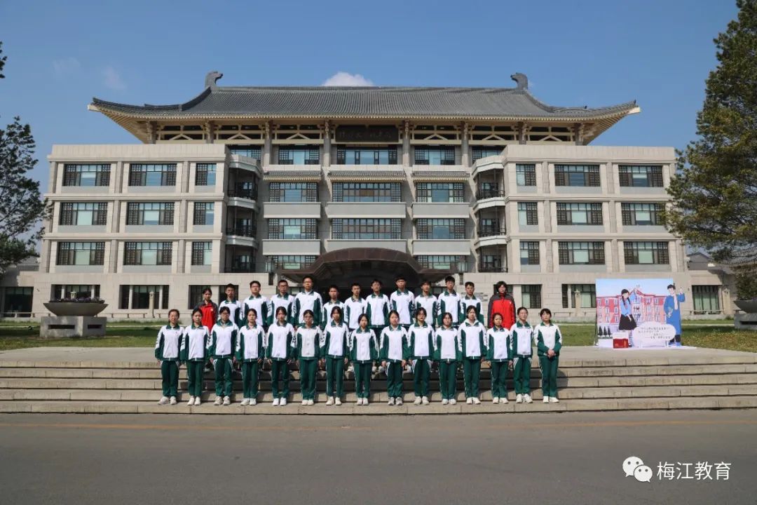 研學團在北京大學合影.jpg
