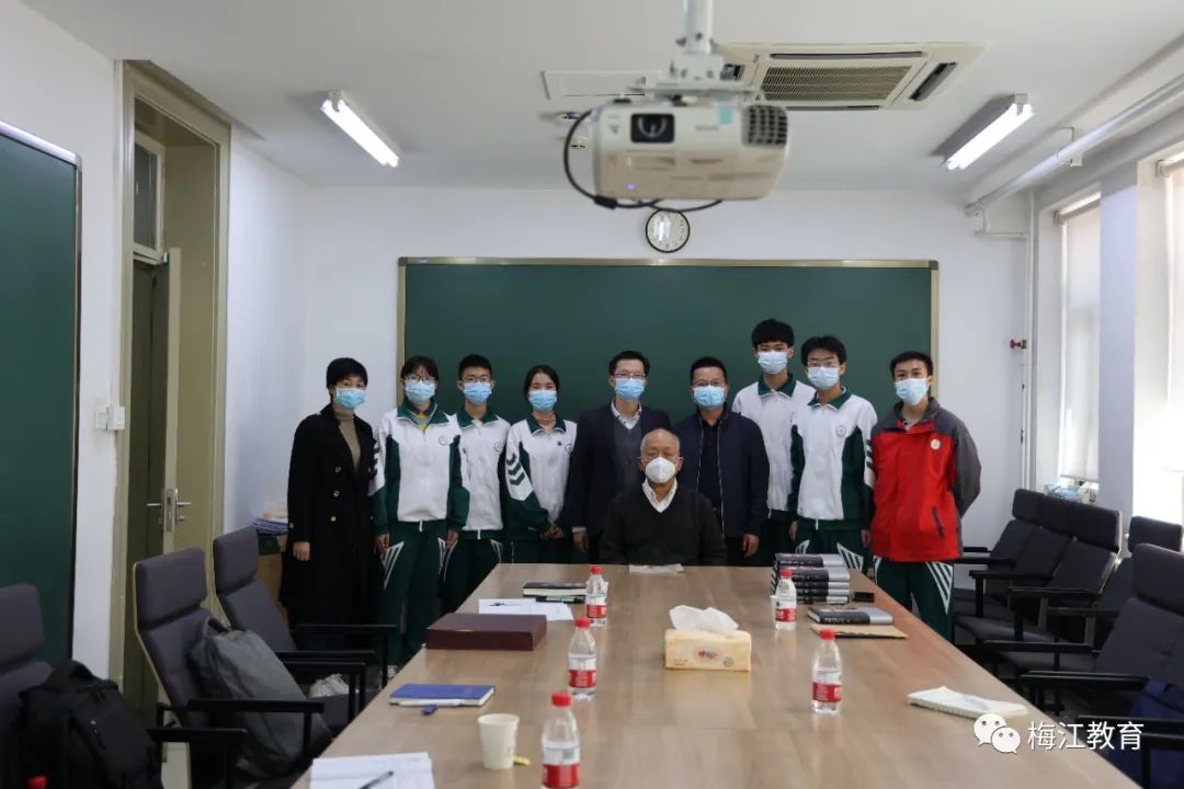 研學團與丘成桐院士合影.jpg