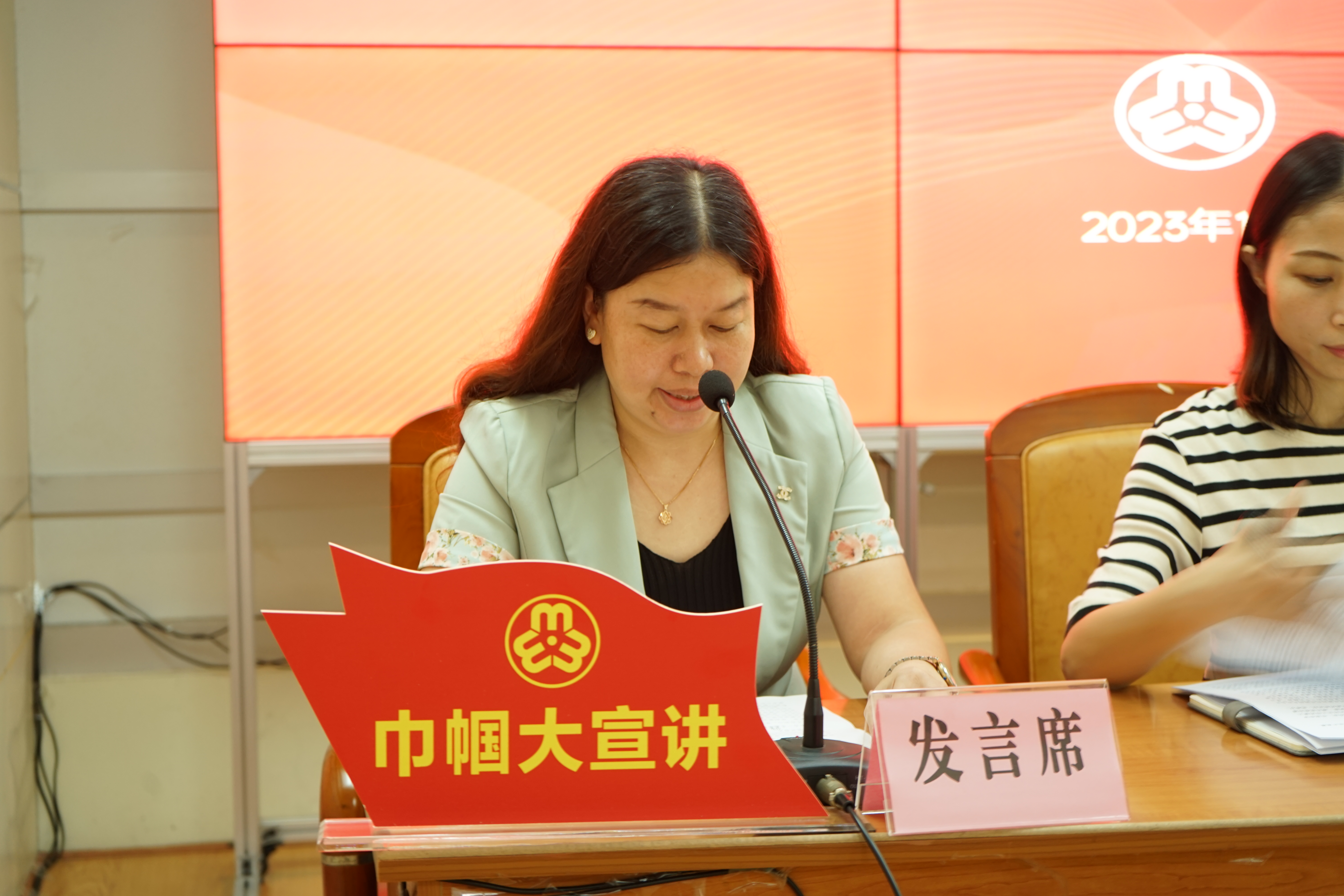 梅江區婦聯召開會議學習宣傳貫徹中國婦女第十三次全國代表大會精神 (1).JPG