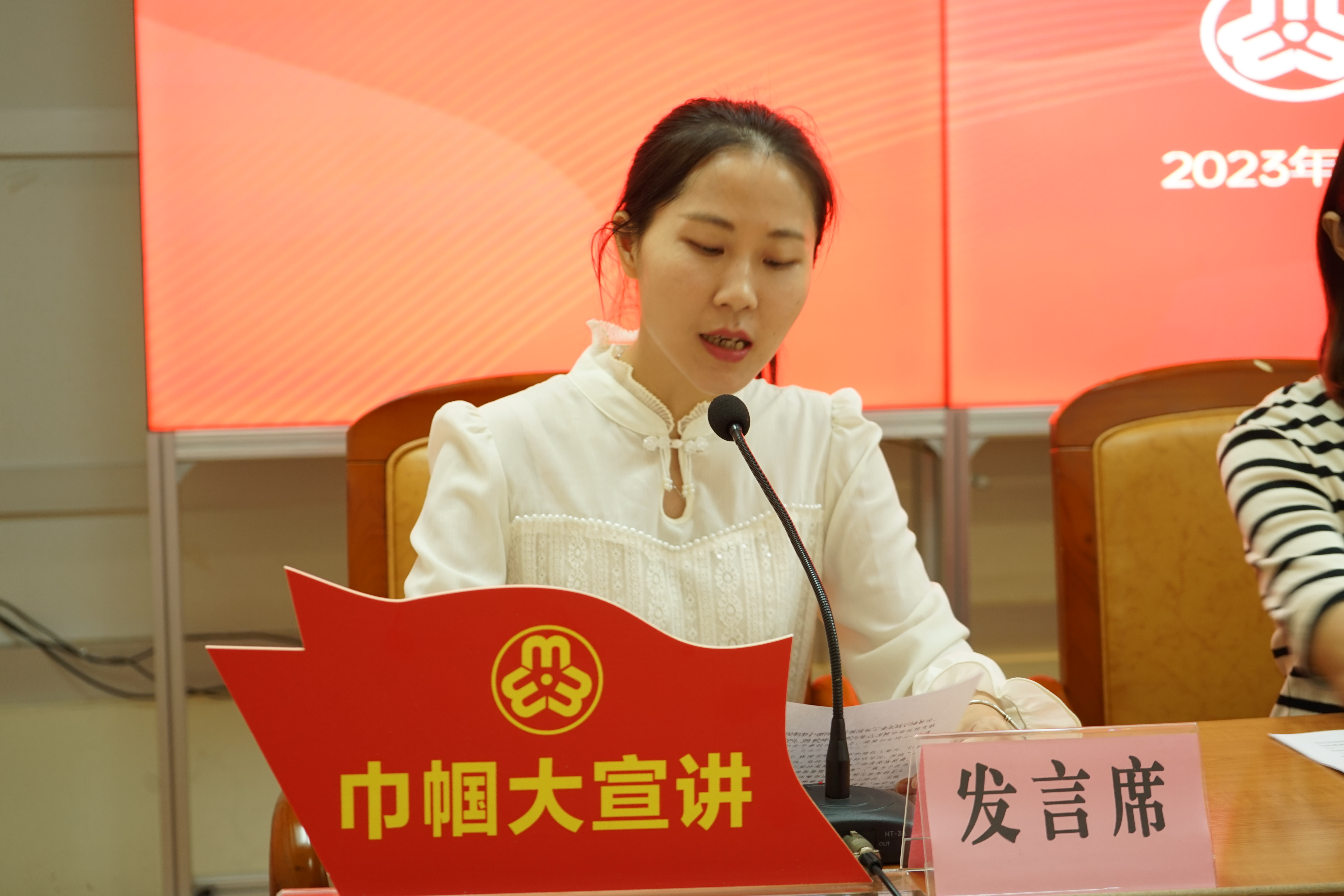 梅江區婦聯召開會議學習宣傳貫徹中國婦女第十三次全國代表大會精神 (2).JPG
