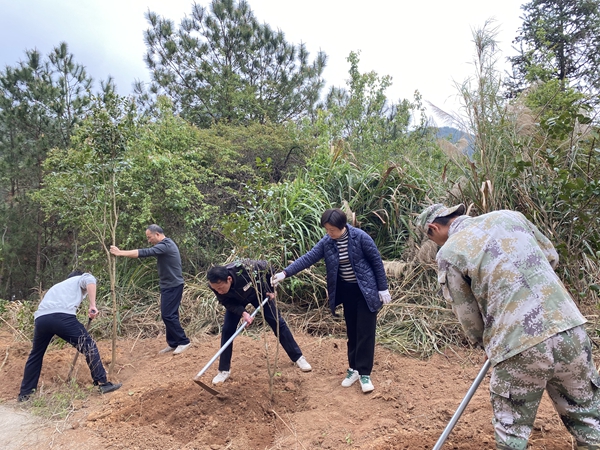 3月7日到城北鎮塔下村義務植樹活動.jpg