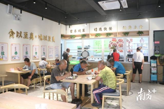 中午時分，居民前來墟鎮(zhèn)社區(qū)鄰里食堂就餐。