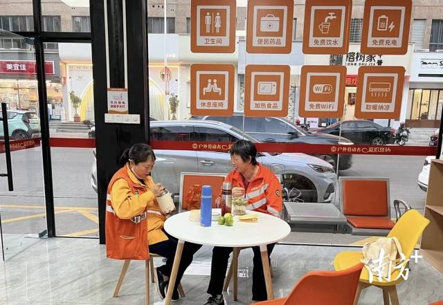 同心社區(qū)建成暖蜂驛站，24小時(shí)為戶外勞動(dòng)者提供服務(wù)。受訪者供圖