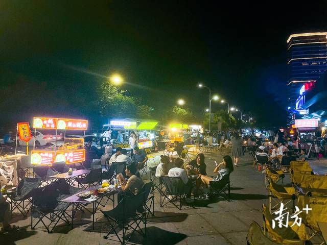 夜間“集市”吸引眾多青年消費群體。 南方+ 魏麗文 拍攝