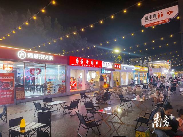 江南街道打造喜市街，發展“夜經濟”。  南方+ 魏麗文 拍攝