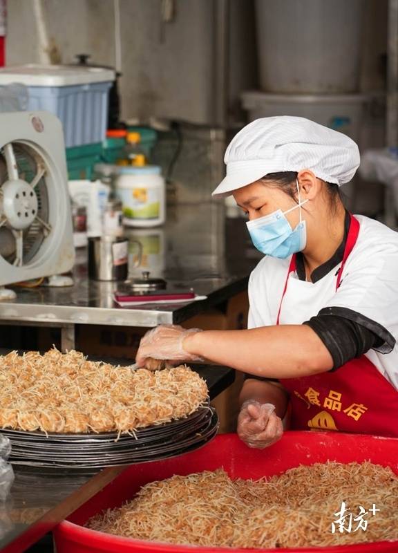 每逢圩日、節假日，李婷婷都要制作上百斤米粉圓。