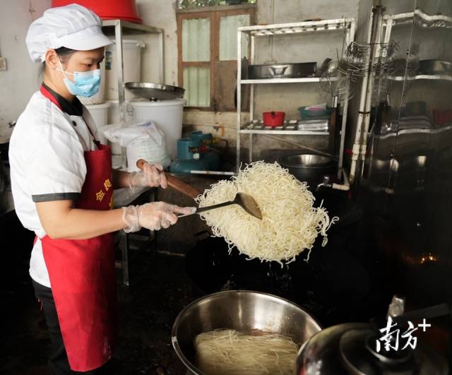 干癟的米粉經過油炸，瞬間膨脹起來。