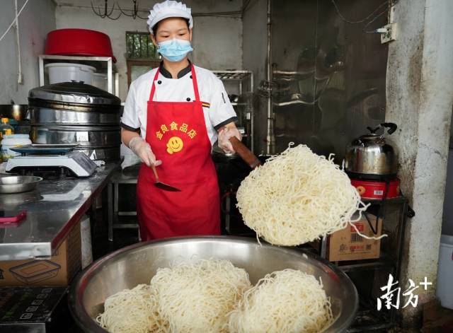 每天下午，李婷婷都會準時到店，開始準備米粉圓的材料。