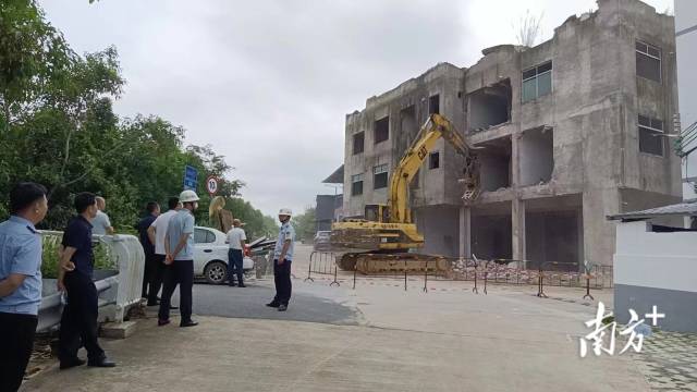 三角鎮拆除違法建筑.jpg